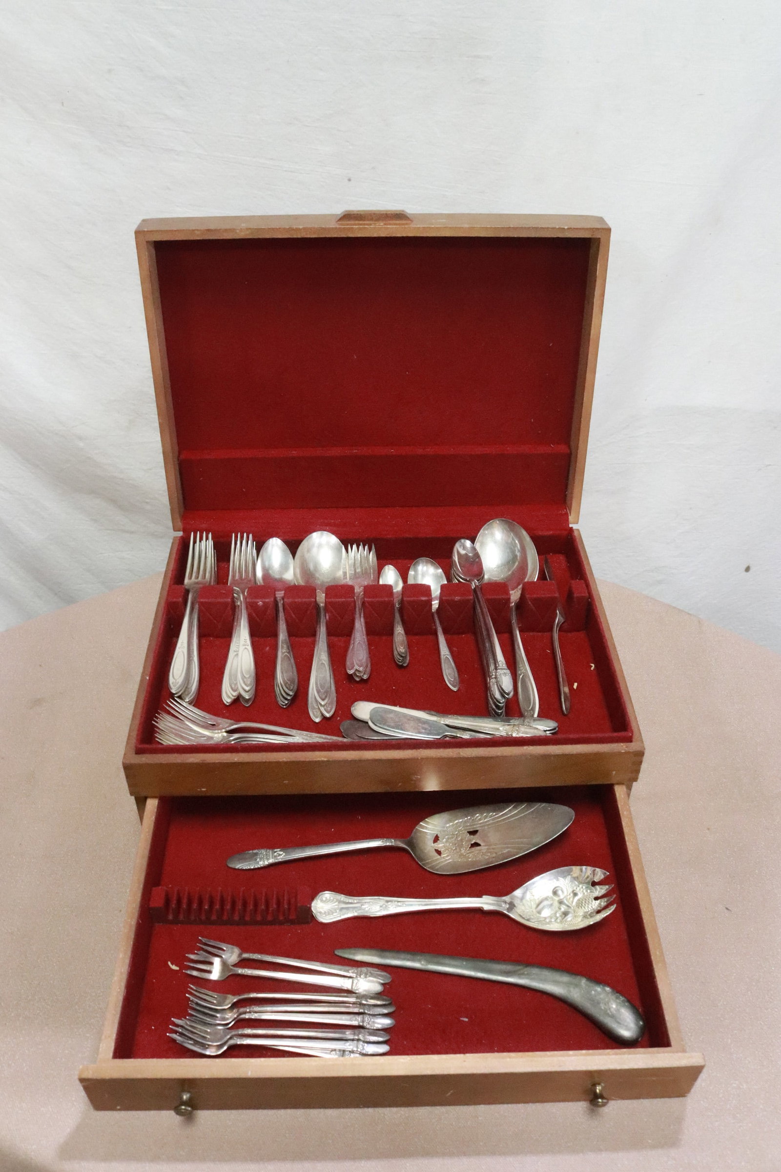 Lot of silverplate flatware in wood box: Lot of silverplate flatware in wood box (5.85"x15.2"x11.15")