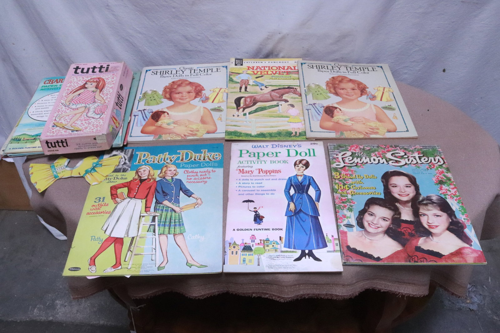 Lot of vintage paper dolls, complete?: Lot of vintage paper dolls, complete?