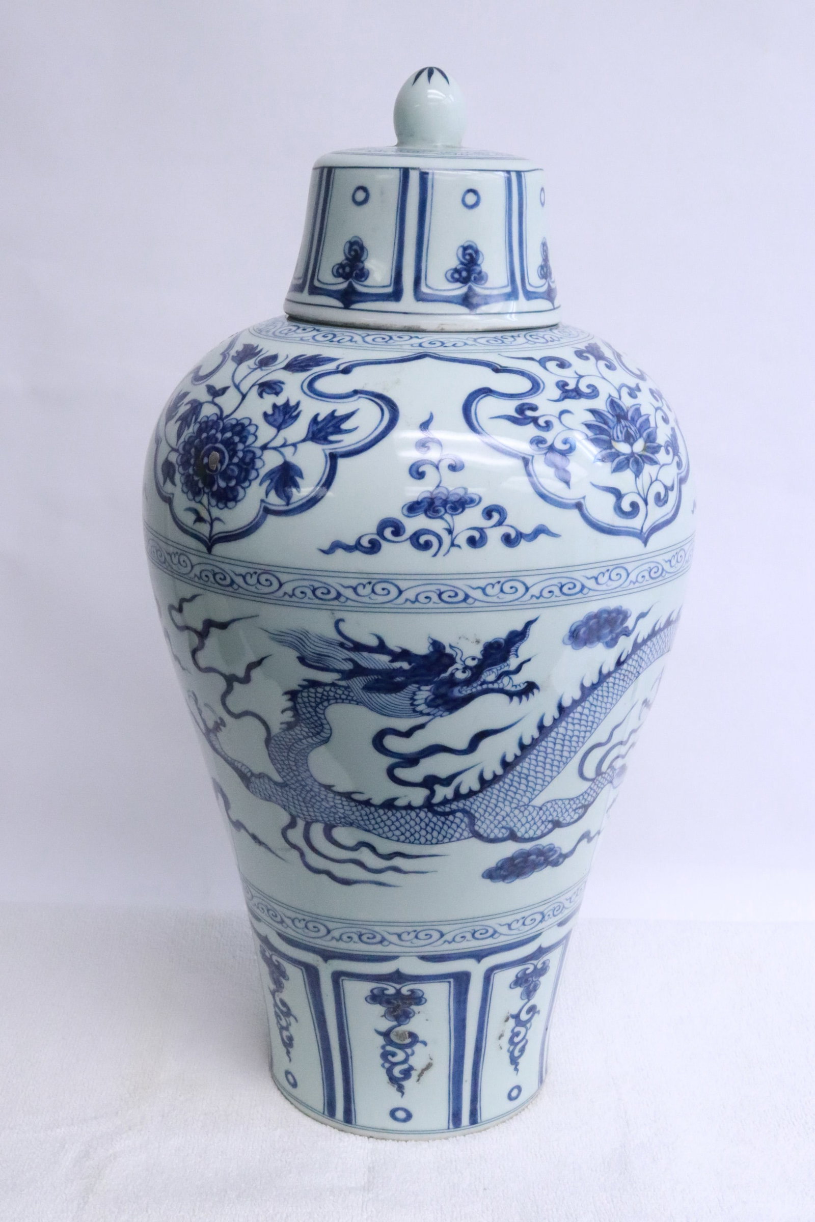 Chinese blue and white porcelain covered jar (1 of 8)