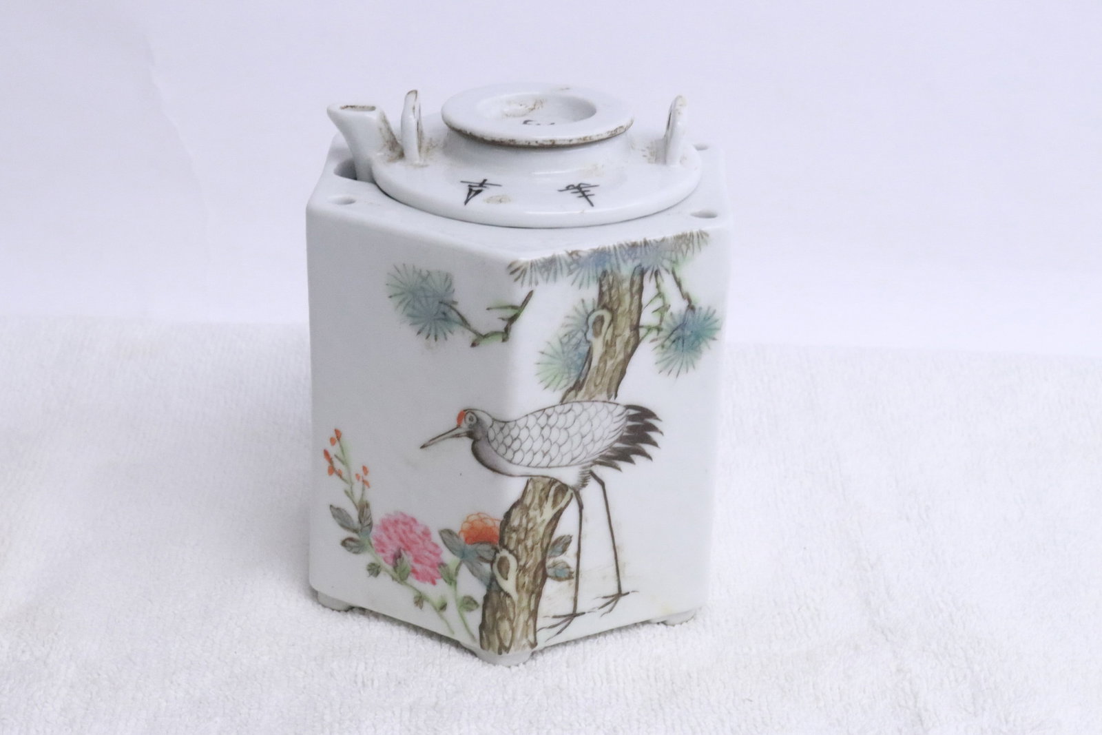 Fine Chinese famille rose porcelain teapot (1 of 6)