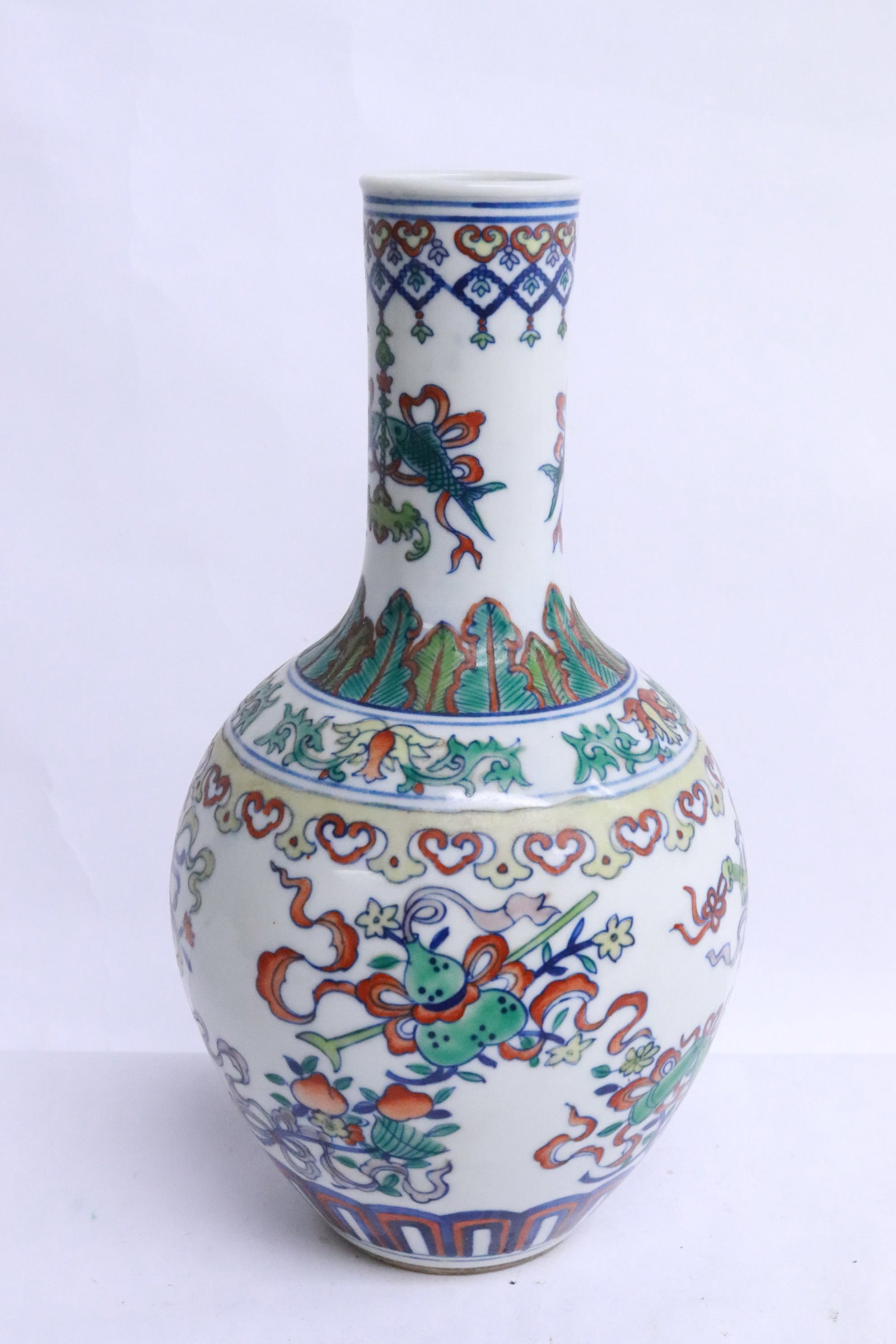 Chinese famille rose porcelain bottle vase: Chinese famille rose porcelain bottle vase, 9.65"x5.2"dia