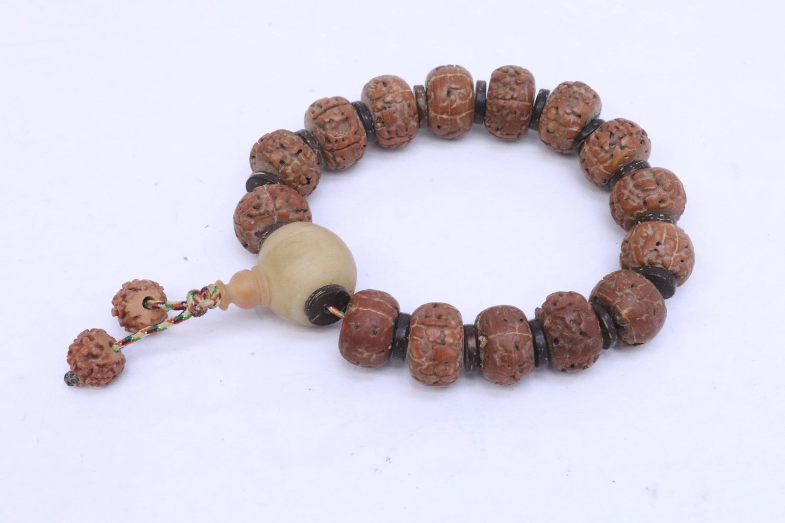 A fine carved bead bracelet: A fine carved bead (0.3"x0.4"dia - 0.4"x0.68"dia) bracelet