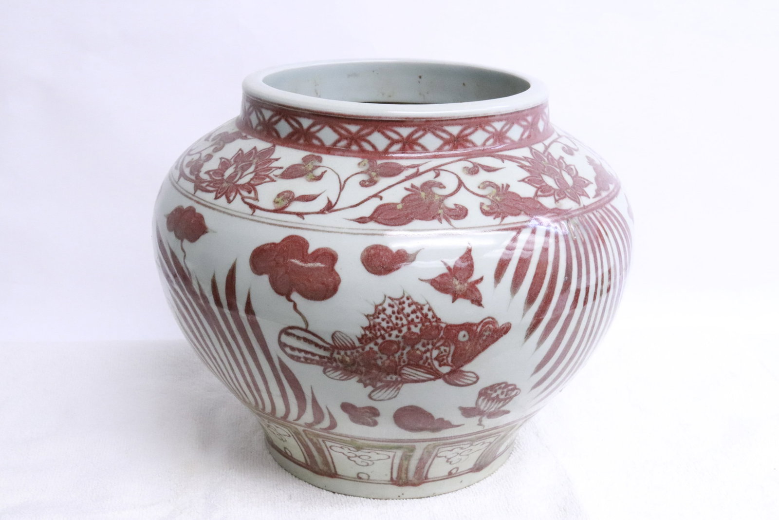 Chinese large red and white porcelain jar (1 of 7)