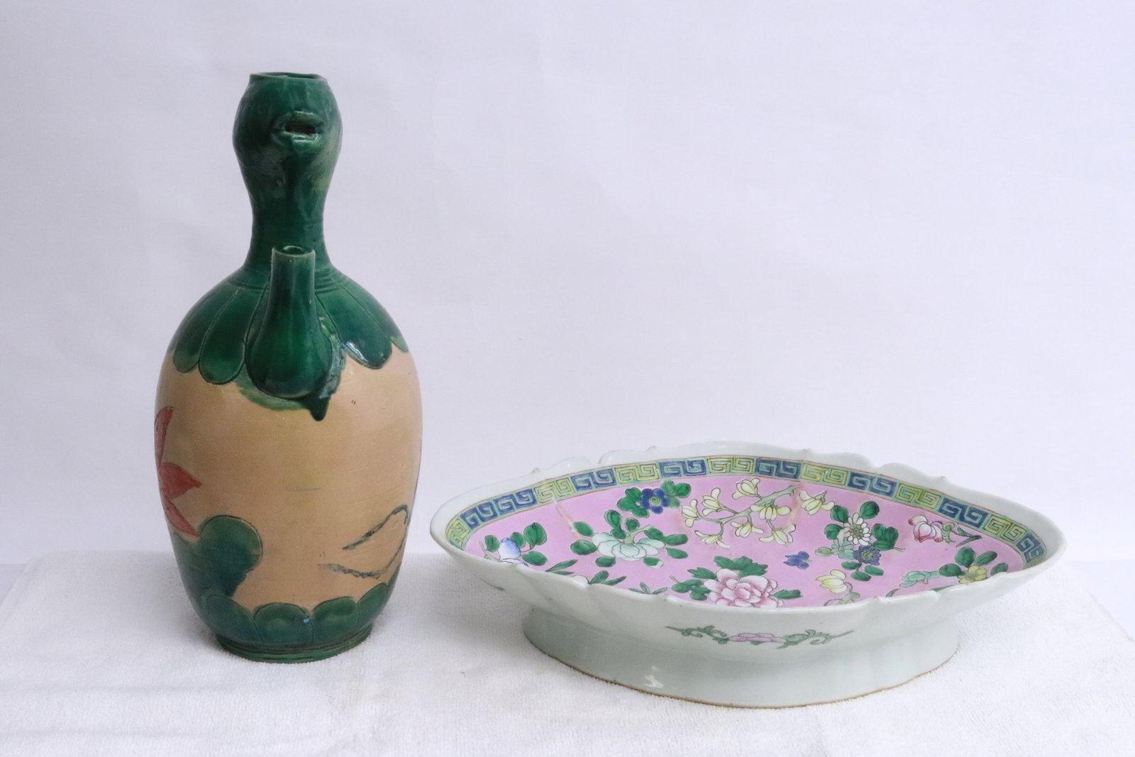 2 pieces Chinese porcelain: 2 pieces Chinese porcelain; a wine server (10.85"x5.7"x5"), and a platter (2.7"x12.3"x8.9")