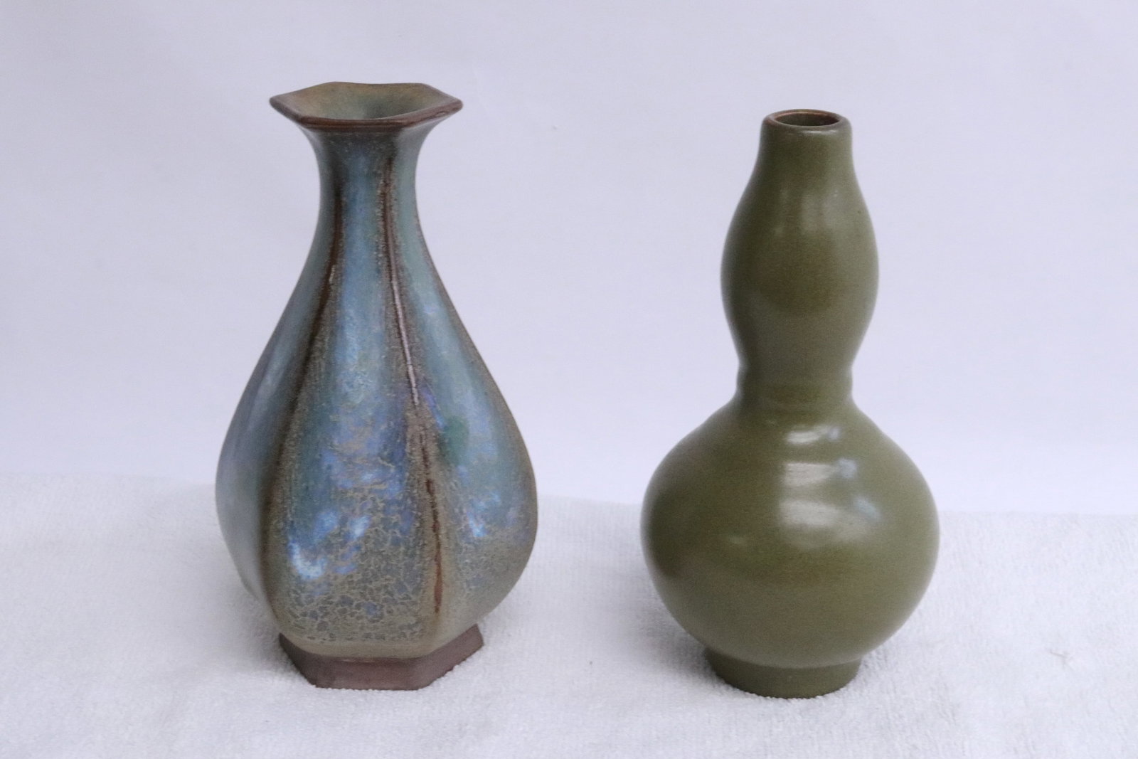 2 porcelain vases (1 of 9)
