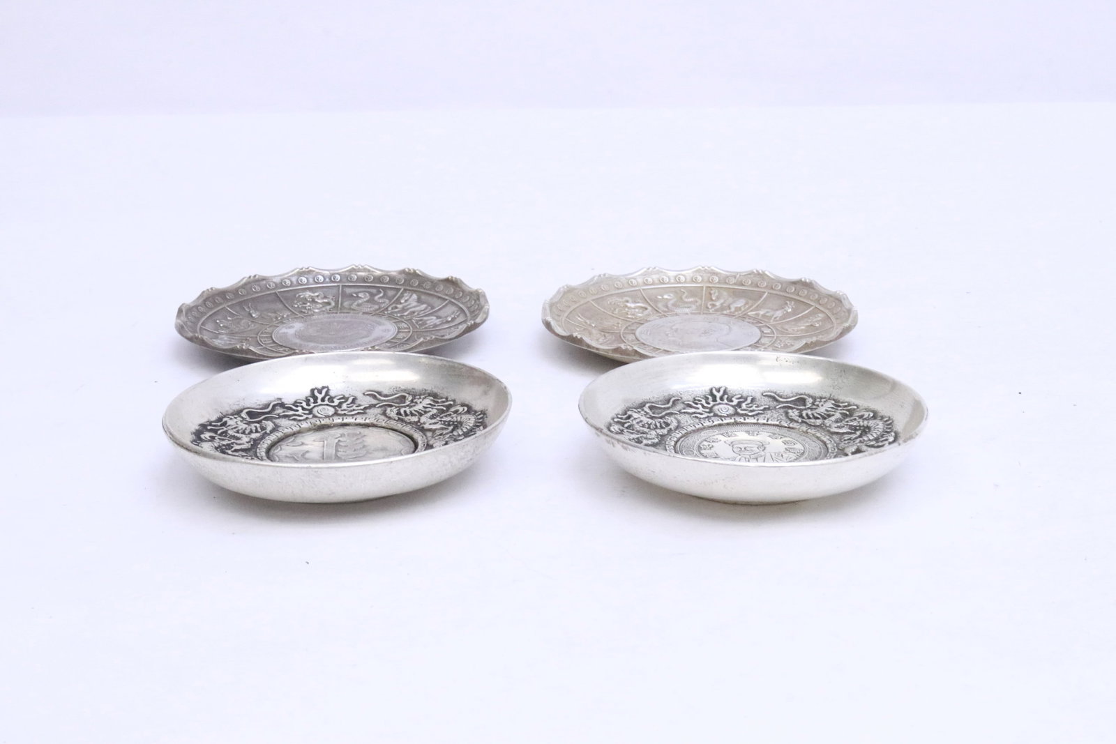 4 bronze small plates - 2