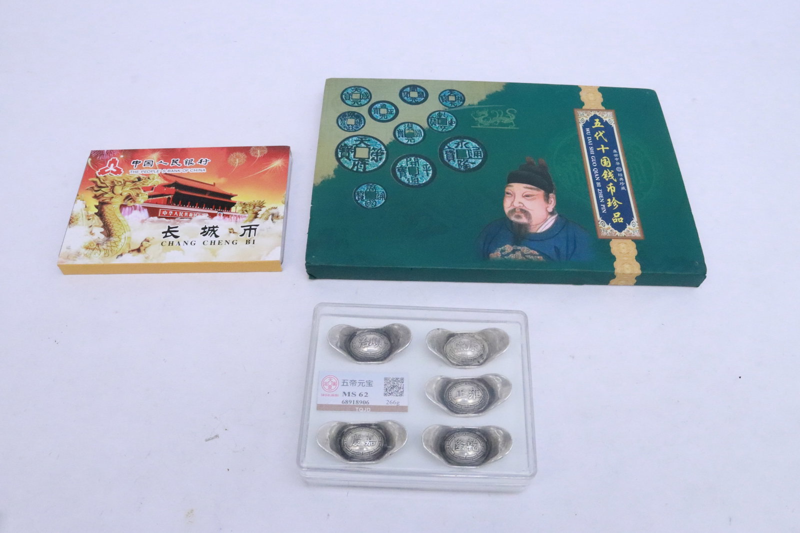 3 panels of Chinese reproduction coins: 3 panels (3.5"x4.35"x1.2" - 6.2"x9.25"x0.65") of Chinese reproduction coins, these are not real, it only for reference and souvenir purposes