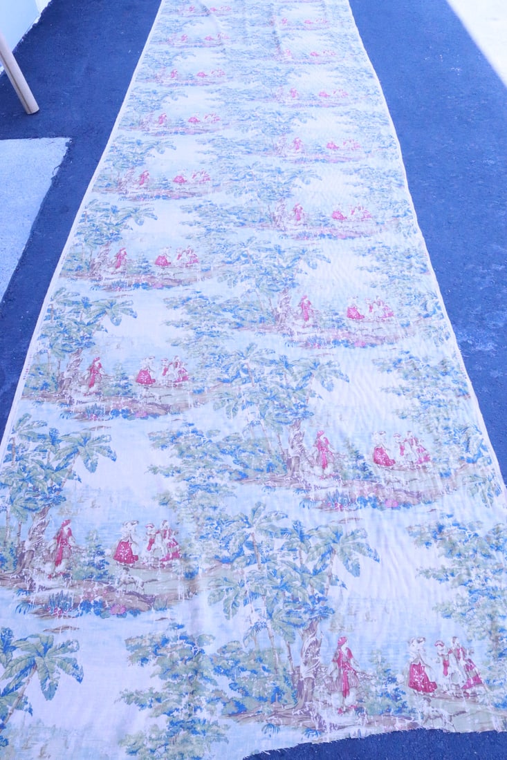 Fabric roll by 5 Avenue design: Fabric roll by 5 Avenue design (4'x21'), the size does not include the front narrow part
