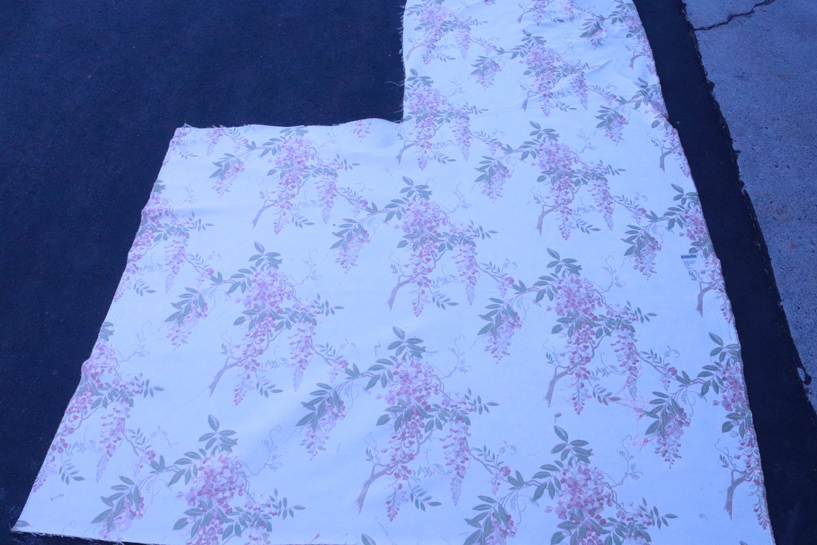 Beautiful embroidery style fabric roll: Beautiful embroidery style fabric roll, 4.8'x3.9', 2.8'x2.8'