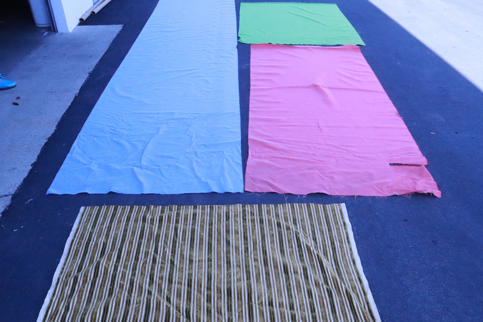 4 pieces fabric: 4 pieces fabric, 4.8'x3', 3'x18', 3.9'x8', and 4.6'x6'
