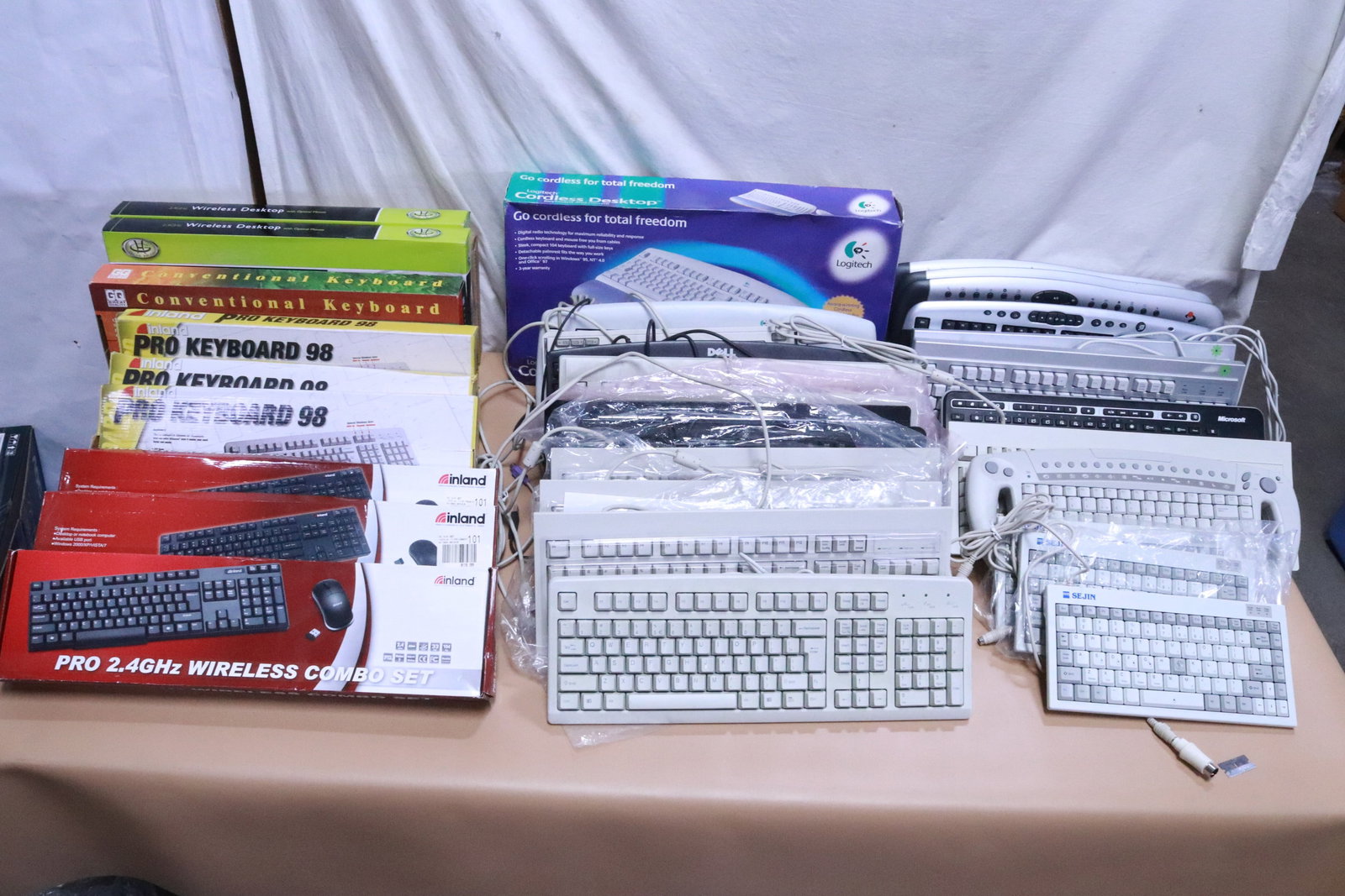 Total 35 keyboards, most in brand new condition: Total 35 keyboards, most in brand new condition