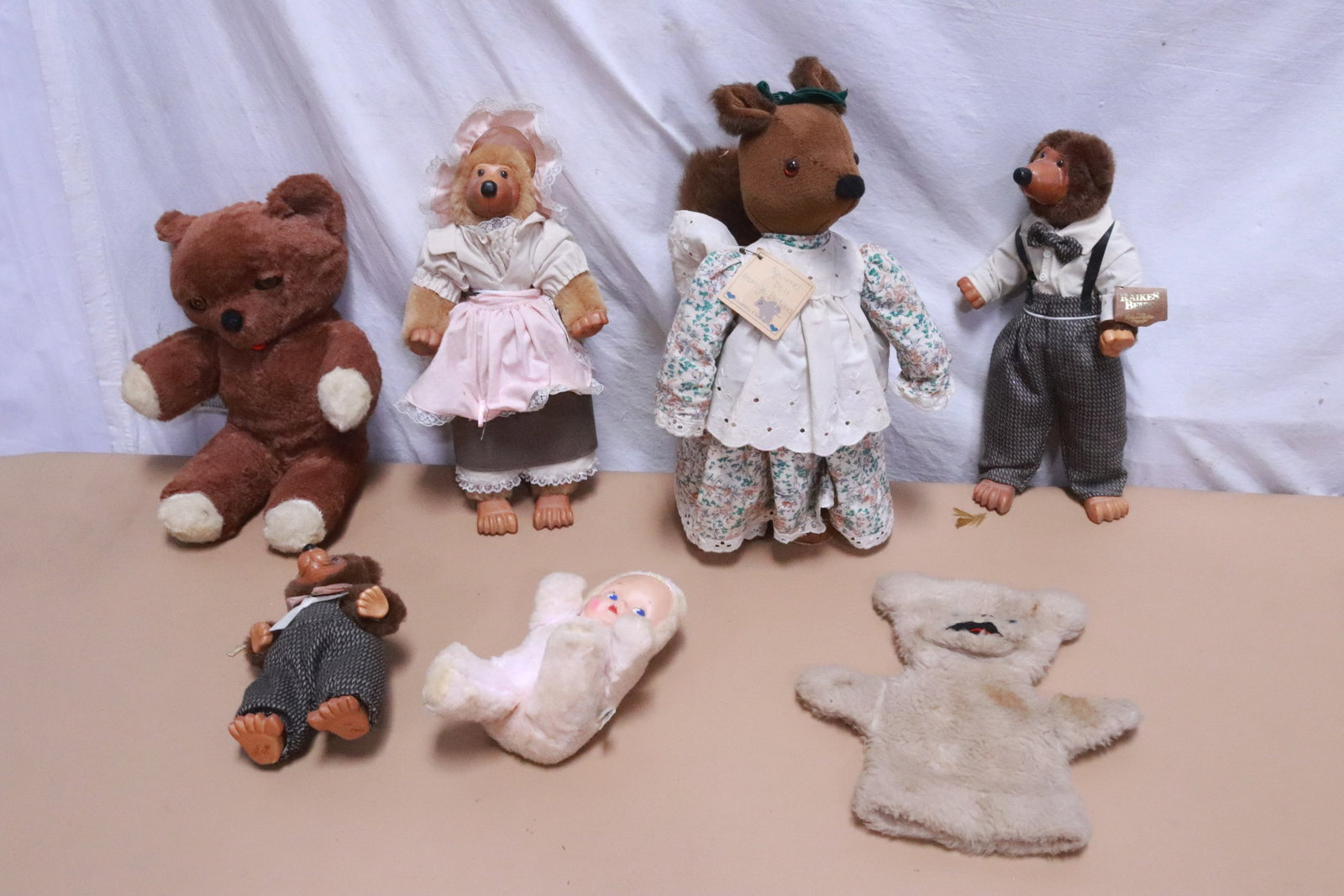 Lot of stuffed animals (1 of 7)