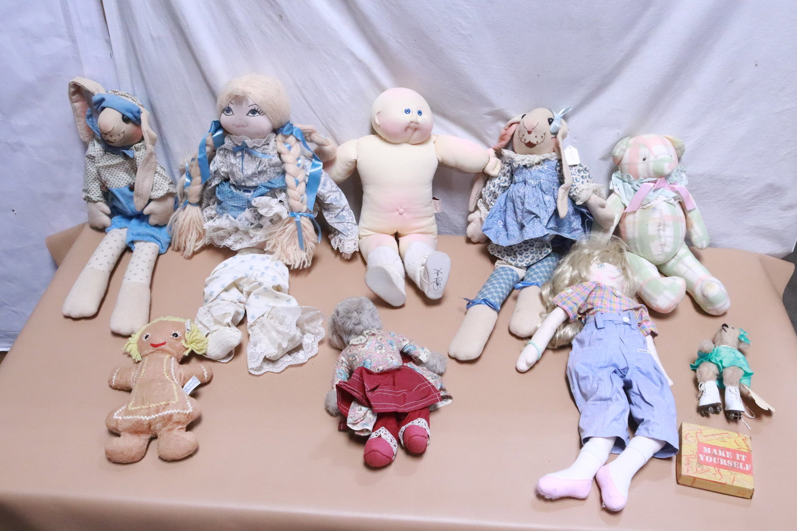 Lot of dolls: Lot of dolls, 9.5"H - 28.8"H