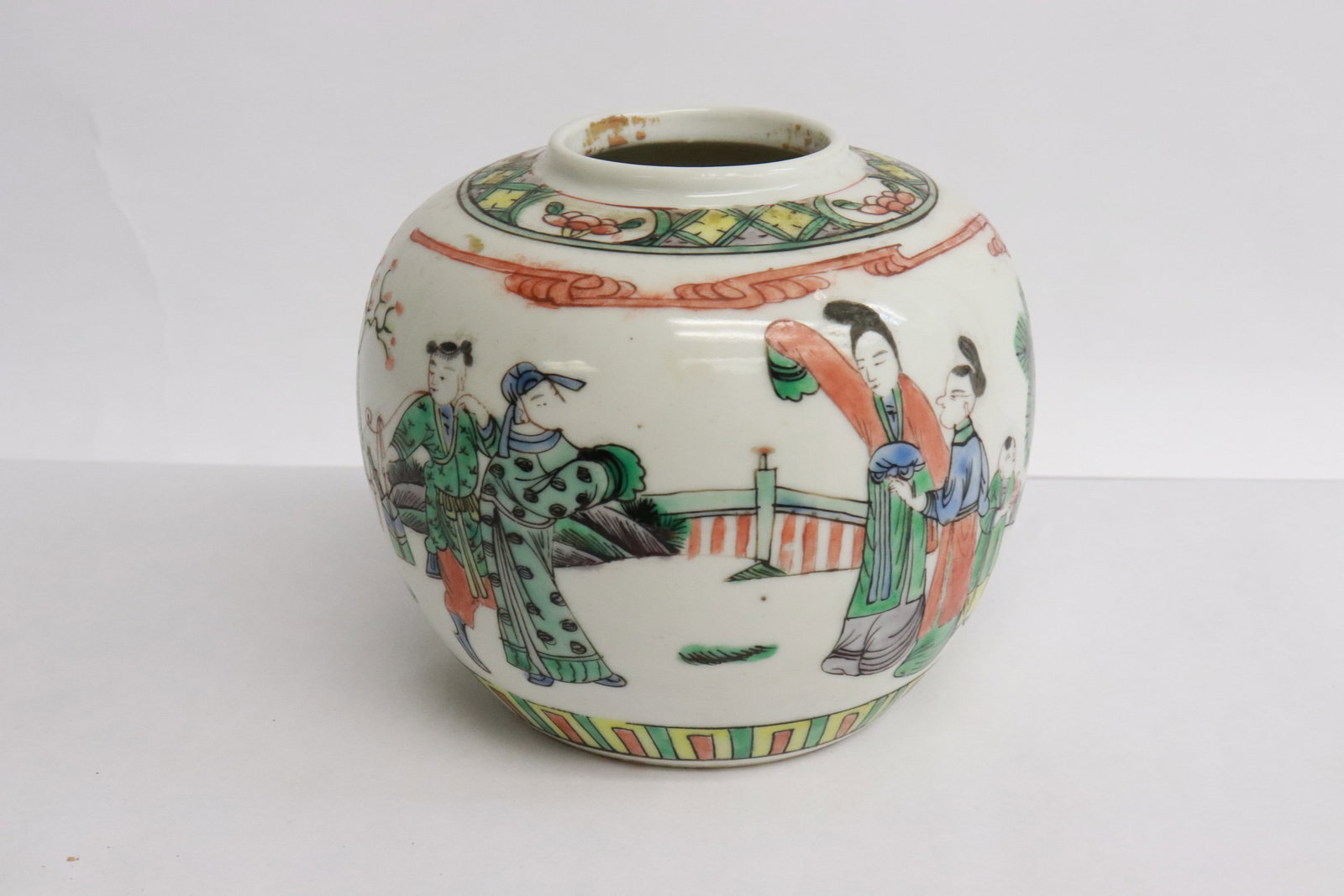 Chinese famille rose porcelain jar: Chinese famille rose porcelain jar, 4.5"x5.2"dia
