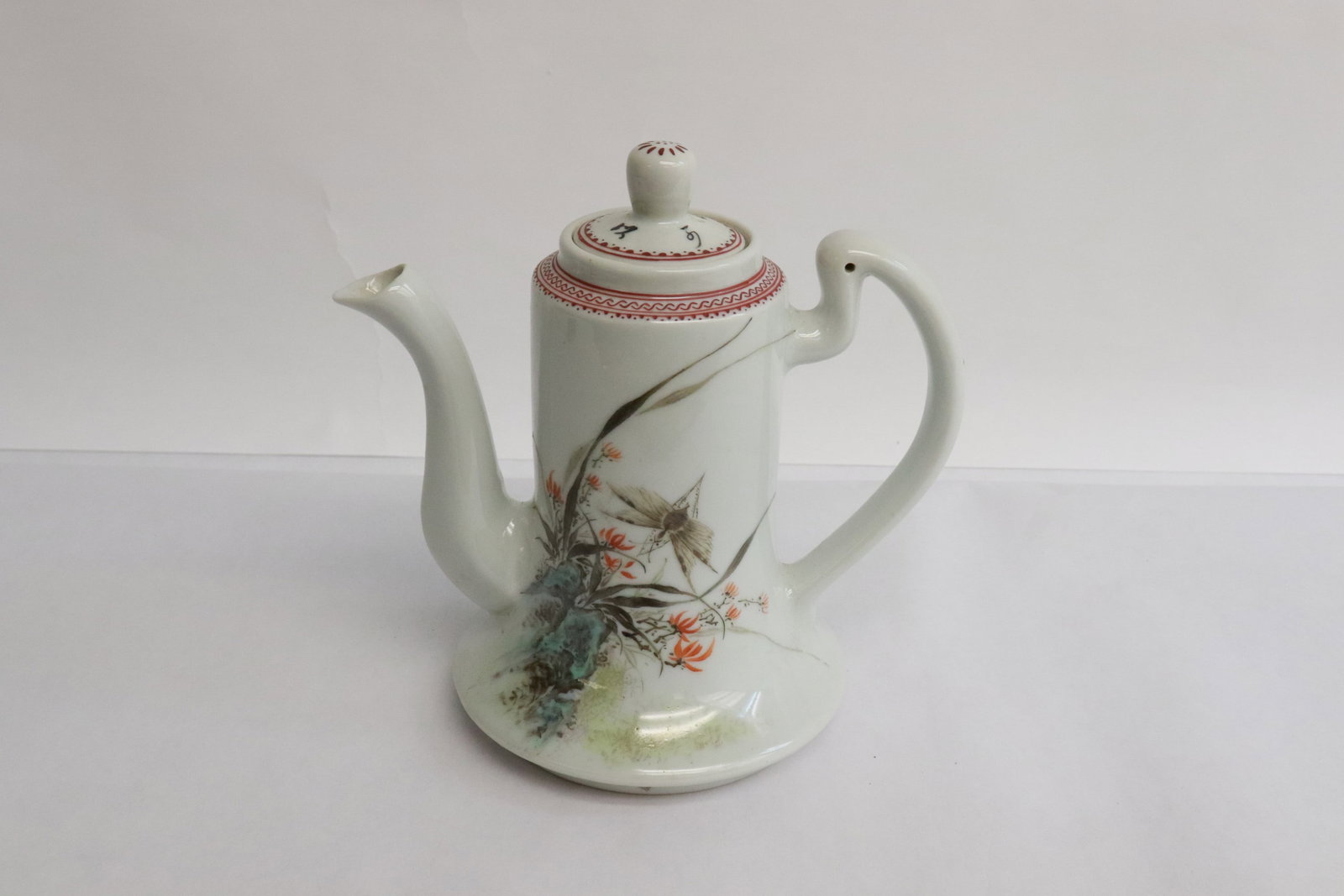 Fine Chinese famille rose porcelain teapot: Fine Chinese famille rose porcelain teapot, 5.65"x5.5"x3.85"