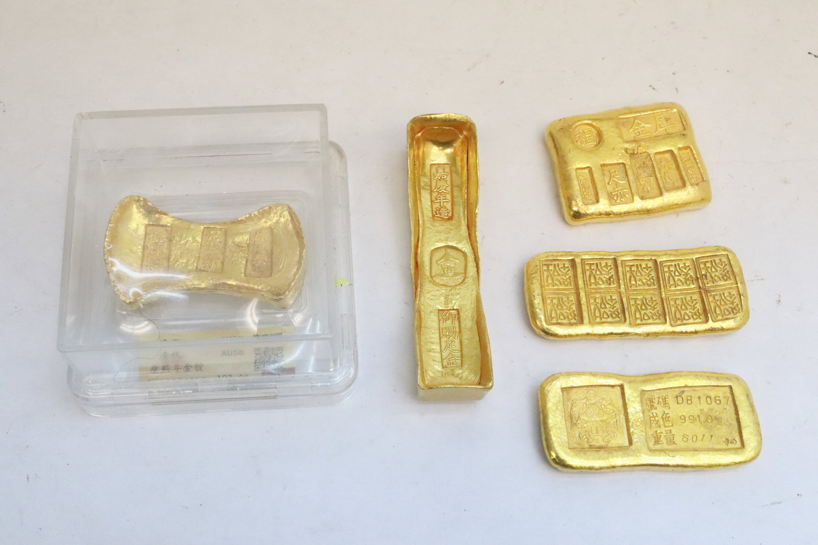 6 reproduction ingots: 6 reproduction ingots (1.65"x2.15"x0.35" - 3.7"x0.85"x0.7"), these are NOT real, only for souvenir purposes