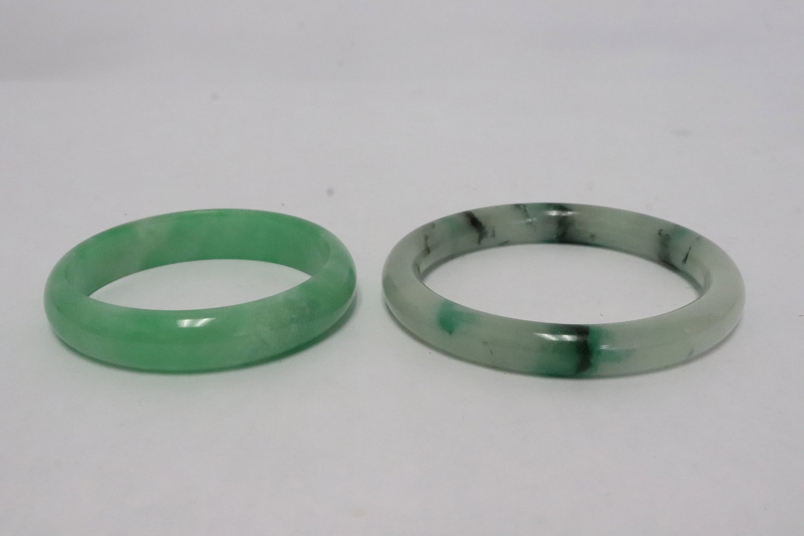 2 jadeite like bangles: 2 jadeite like bangles, 0.55"x2.8"dia, 0.4"x3.6"dia