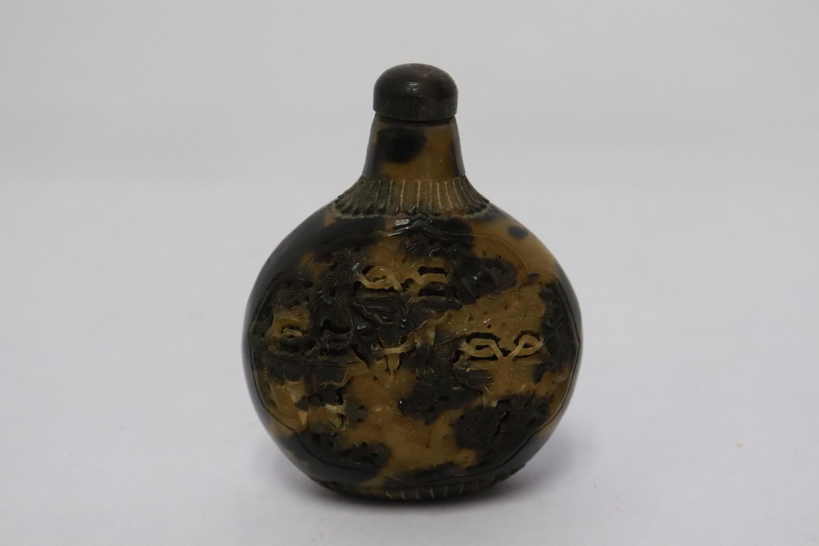 Rare Chinese tortoise shell style snuff bottle (1 of 6)