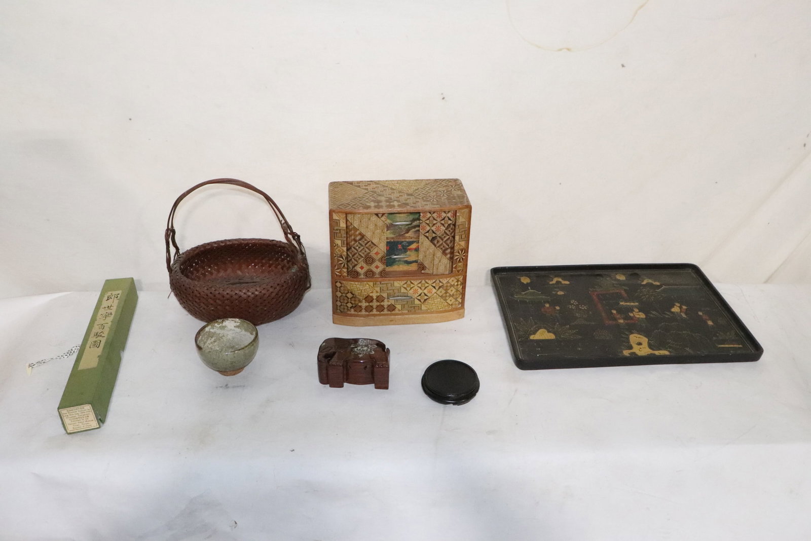 Lot of japanese items: Lot of japanese items; including a puzzle chest