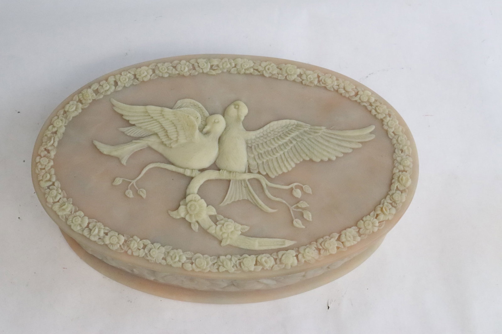 Beautiful incolay box: Beautiful incolay box, 3.35"x10.1"x6.3"