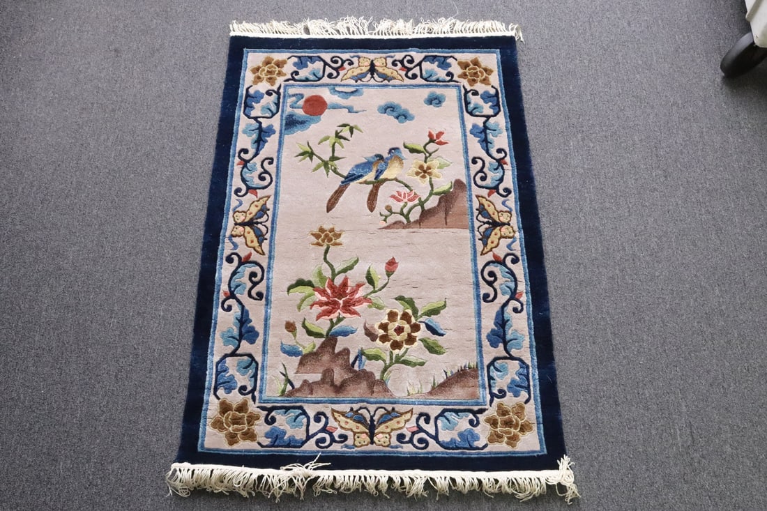 Fine Chinese silk area rug: Fine Chinese silk area rug, 24.3"x37.2"