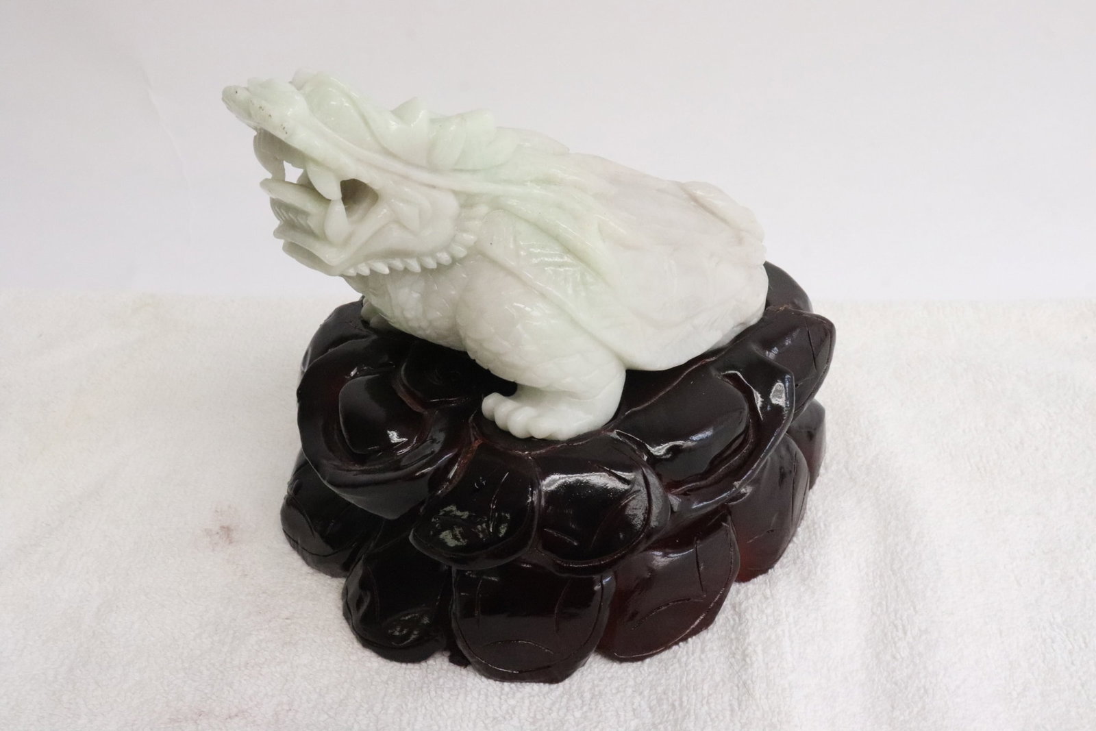 Fine Chinese jadeite carved qilin: Fine Chinese jadeite carved qilin, 3.6"x5.35"x3.35"