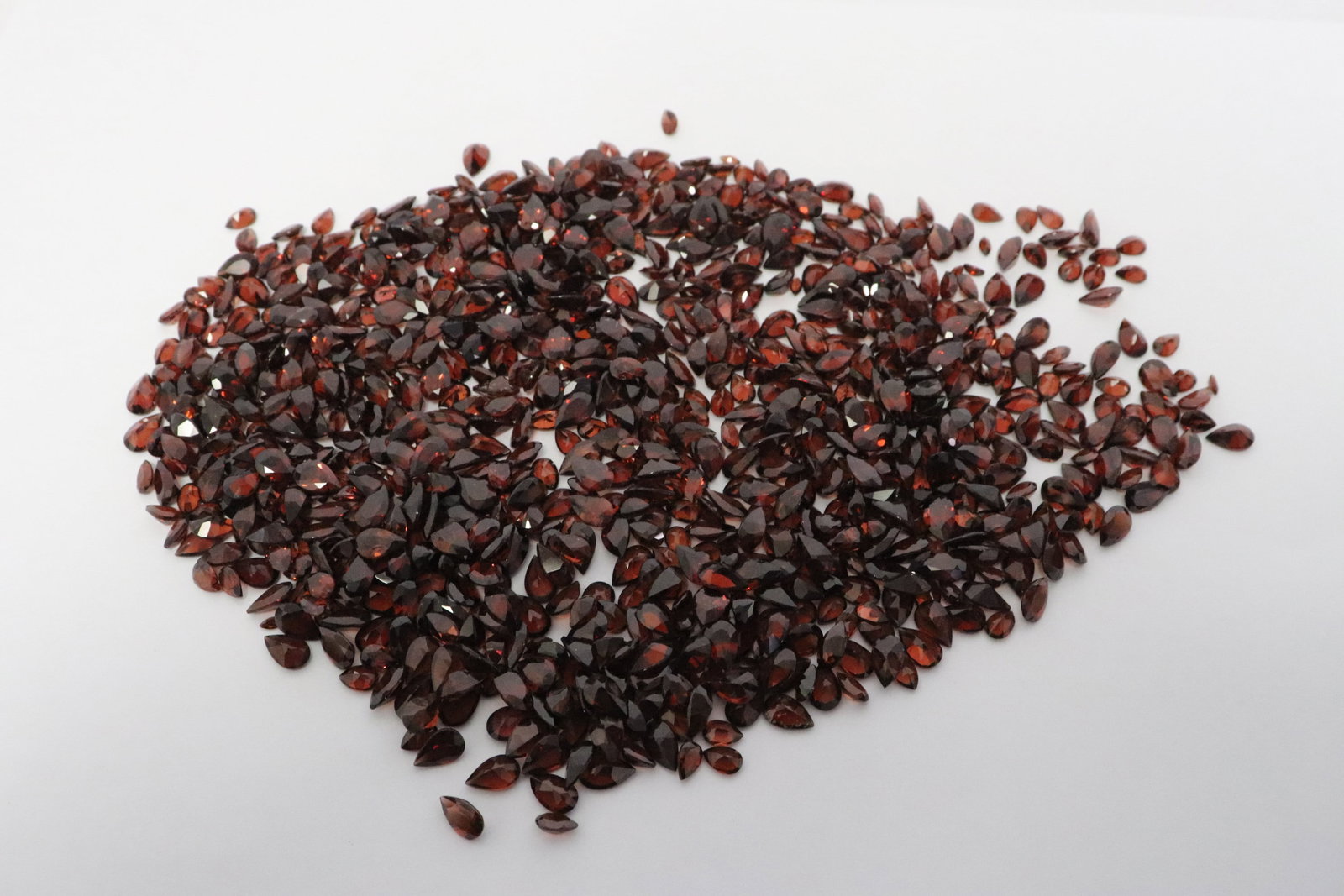 Lot of polished garnet stones, approx. 600ct: Lot of polished garnet stones, approx. 600ct