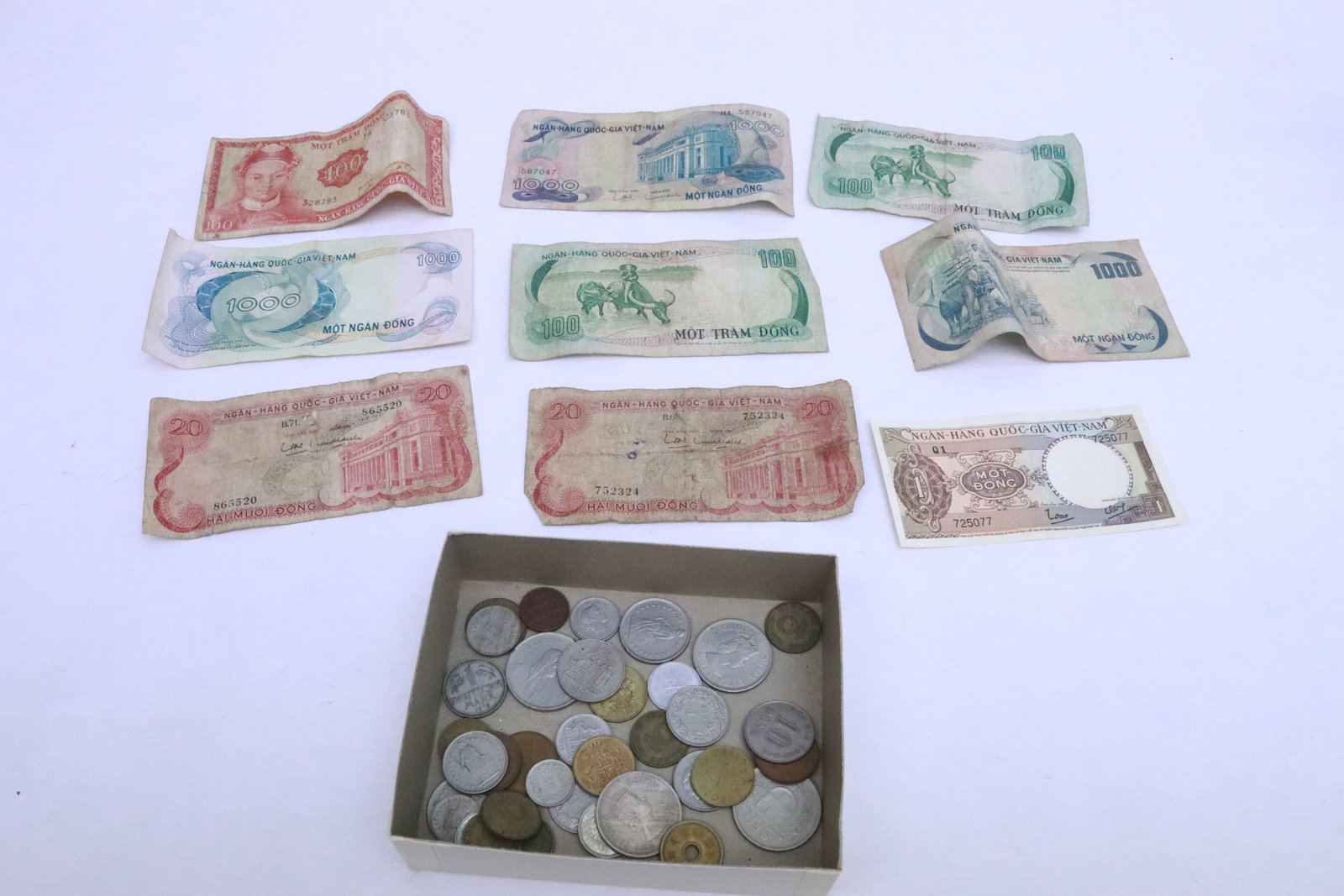 Lot of foreign currency and foreign coins (1 of 6)