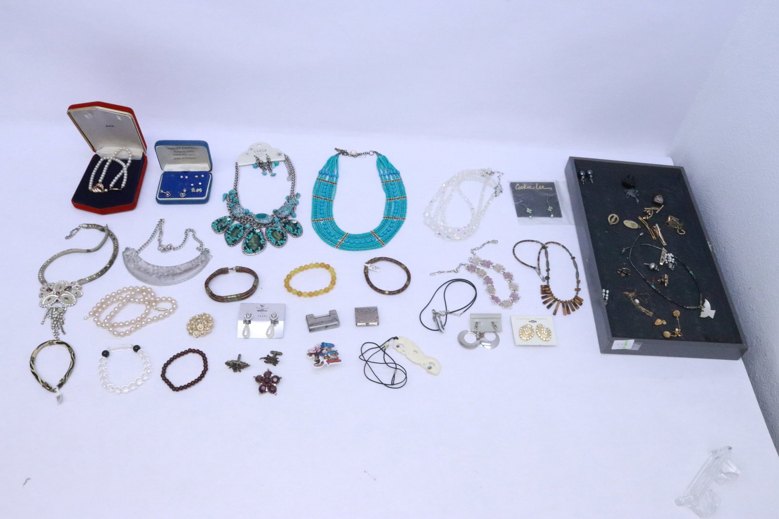 Lot of misc. jewelry (1 of 10)