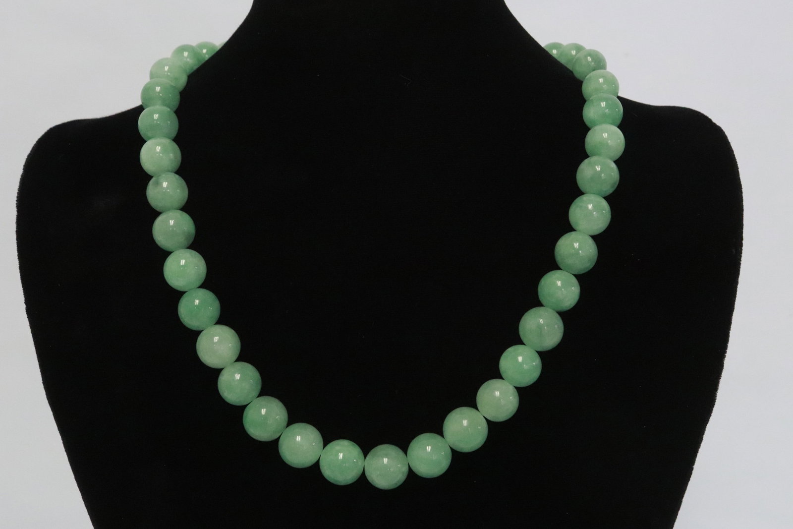 A jadeite like bead necklace (1 of 7)