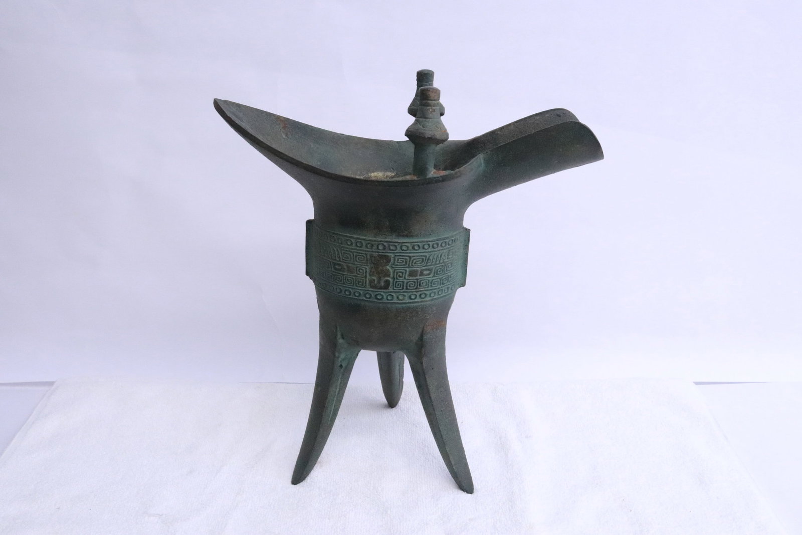 Chinese vintage archaic style bronze large jue: Chinese vintage archaic style bronze large jue, 11.4"x10.3"x8.5"