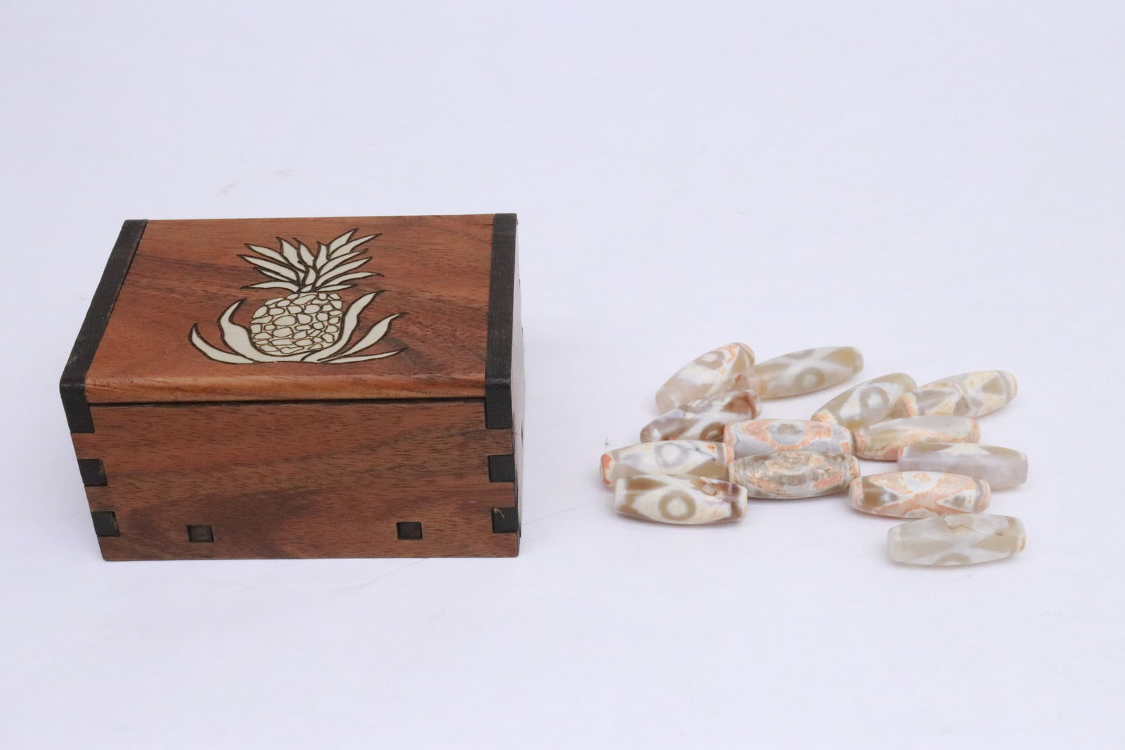 Box of dxi bead style beads: Box (2.4"x4.5"x3.3") of dxi bead style beads (1.4"x0.6"dia - 1.6"x0.6"dia)