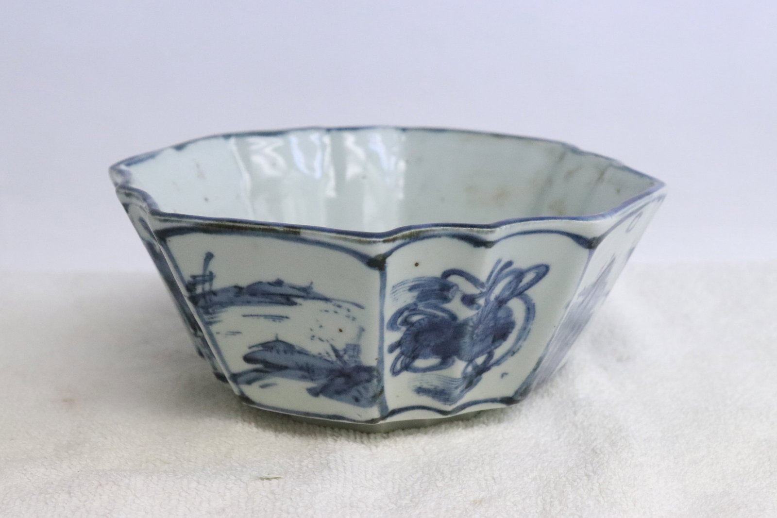 A blue and white octagonal bowl: A blue and white octagonal bowl, 2.65"x5.8"x5.8"