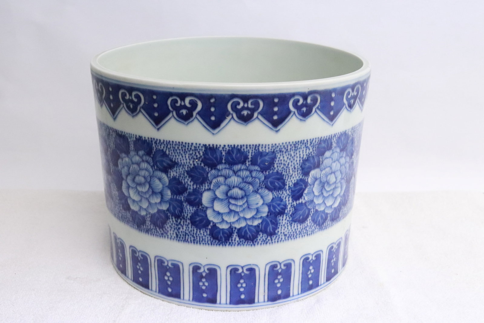 Large blue and white porcelain brush holder: Large blue and white porcelain brush holder, 7.15"x8.7"dia