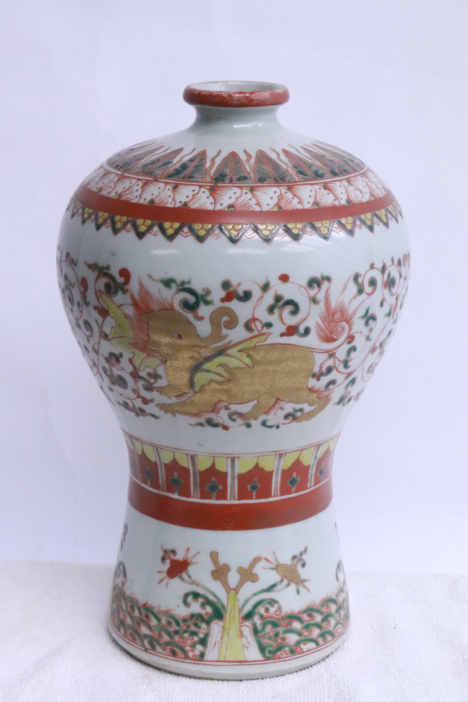 Beautiful Chinese famille rose porcelain vase: Beautiful Chinese famille rose porcelain vase, 10.1"x6.2"dia (box:7.3"x14.6"x8.3")