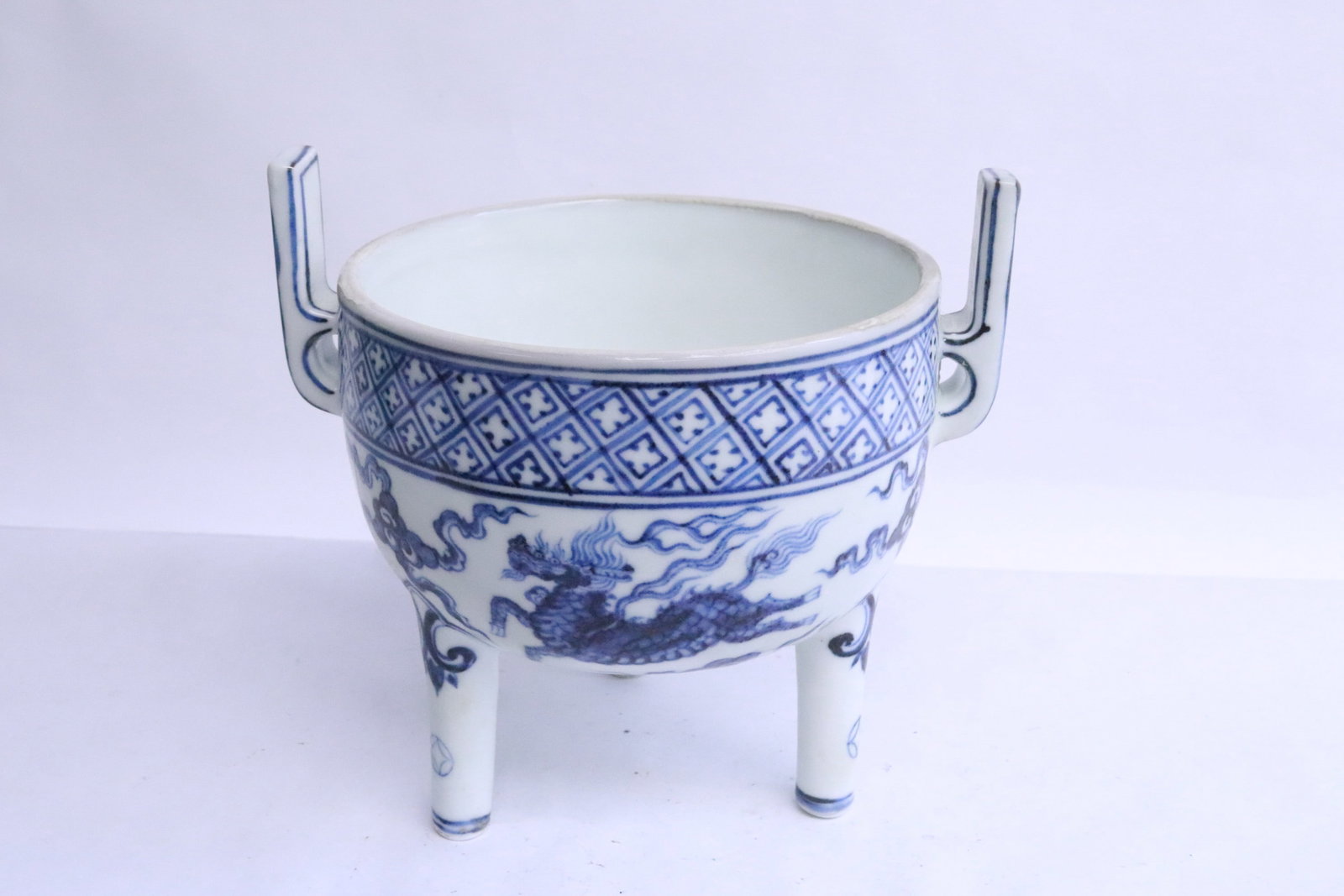 Fine blue and white porcelain handled censer: Fine blue and white porcelain handled censer, 6.35"x6.9"x5.6"
