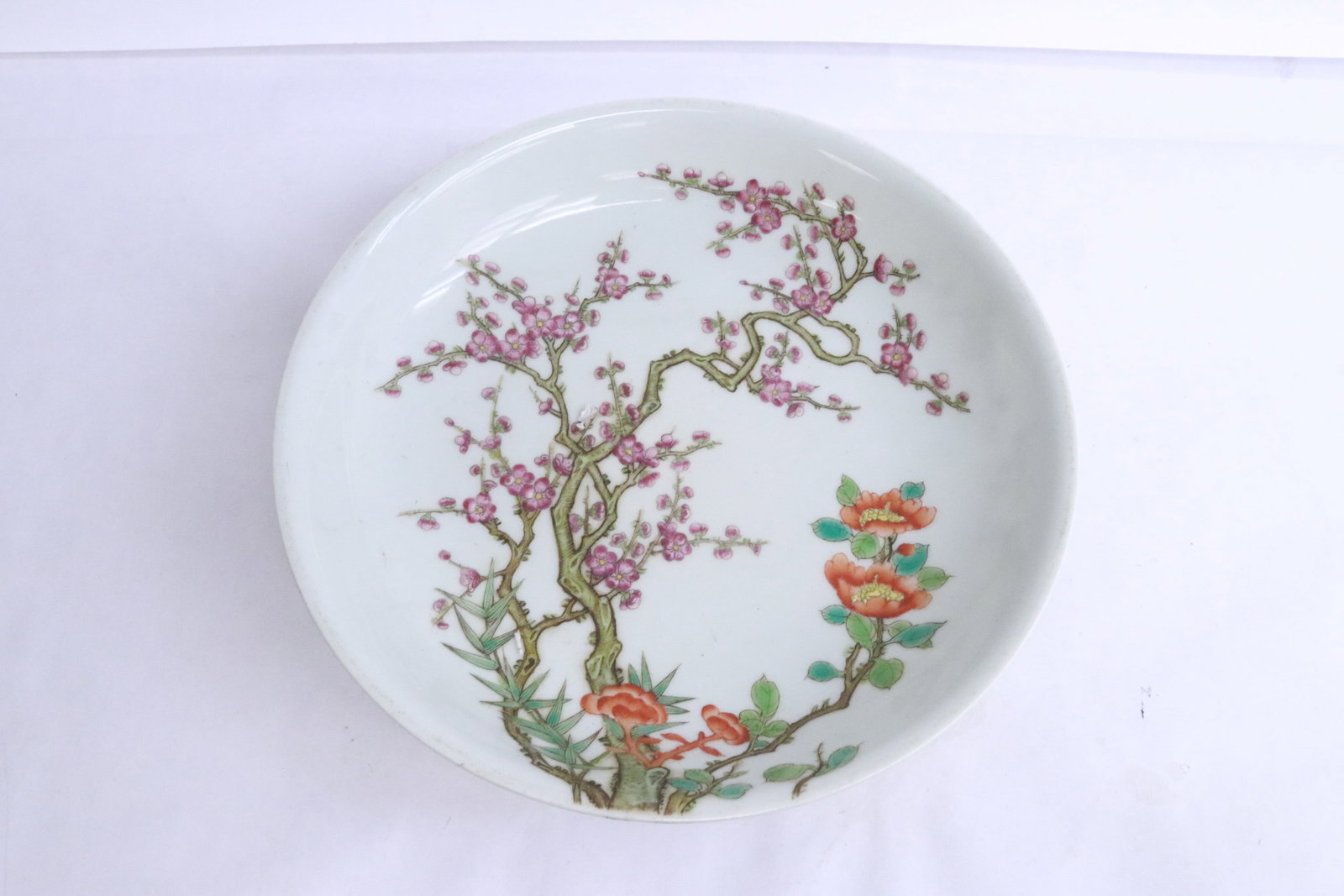 A beautiful Chinese famille rose porcelain plate: A beautiful Chinese famille rose porcelain plate, 1.8"x8.5"dia