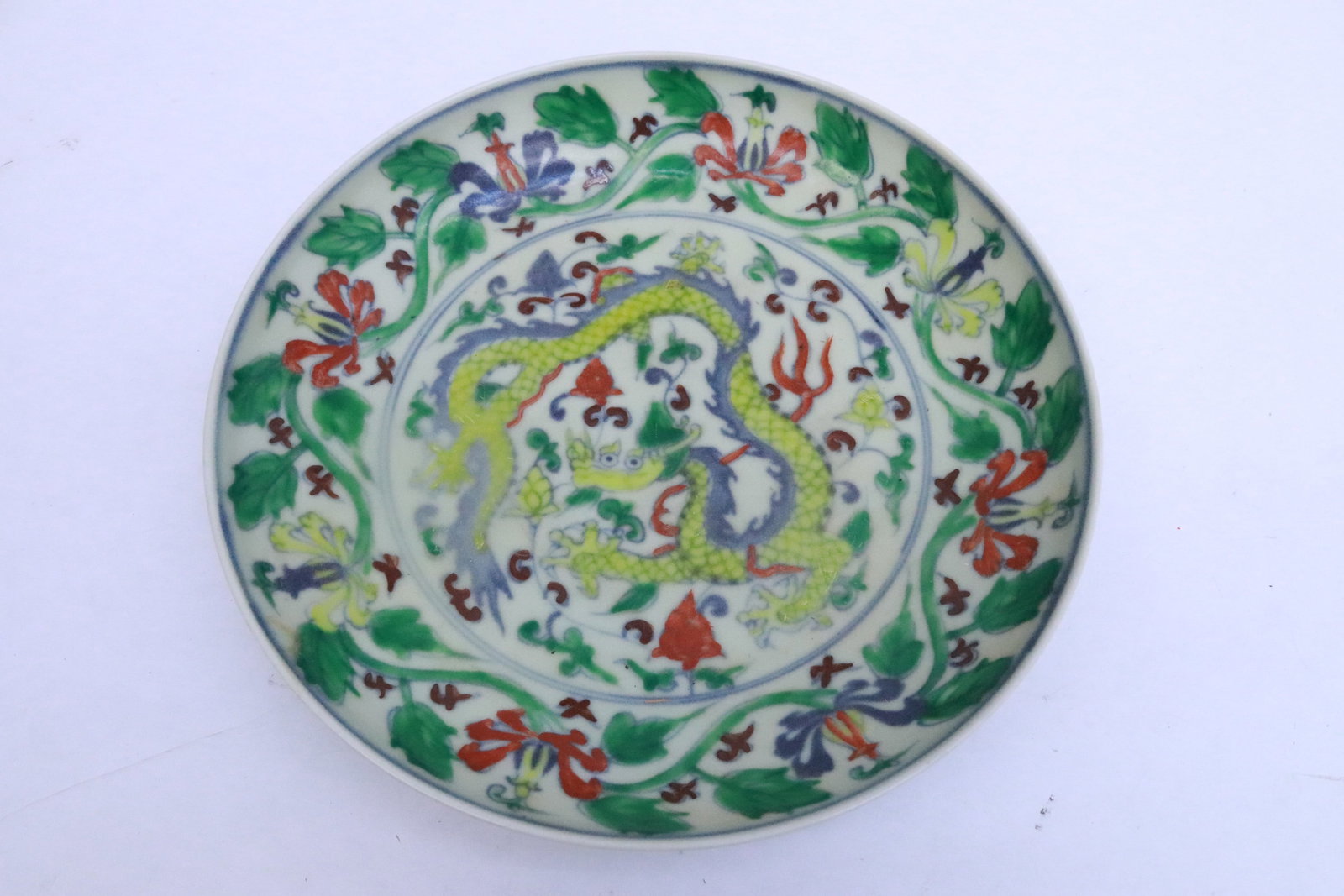 Beautiful Chinese famille rose porcelain plate: Beautiful Chinese famille rose porcelain plate, 1.8"x8.9"dia