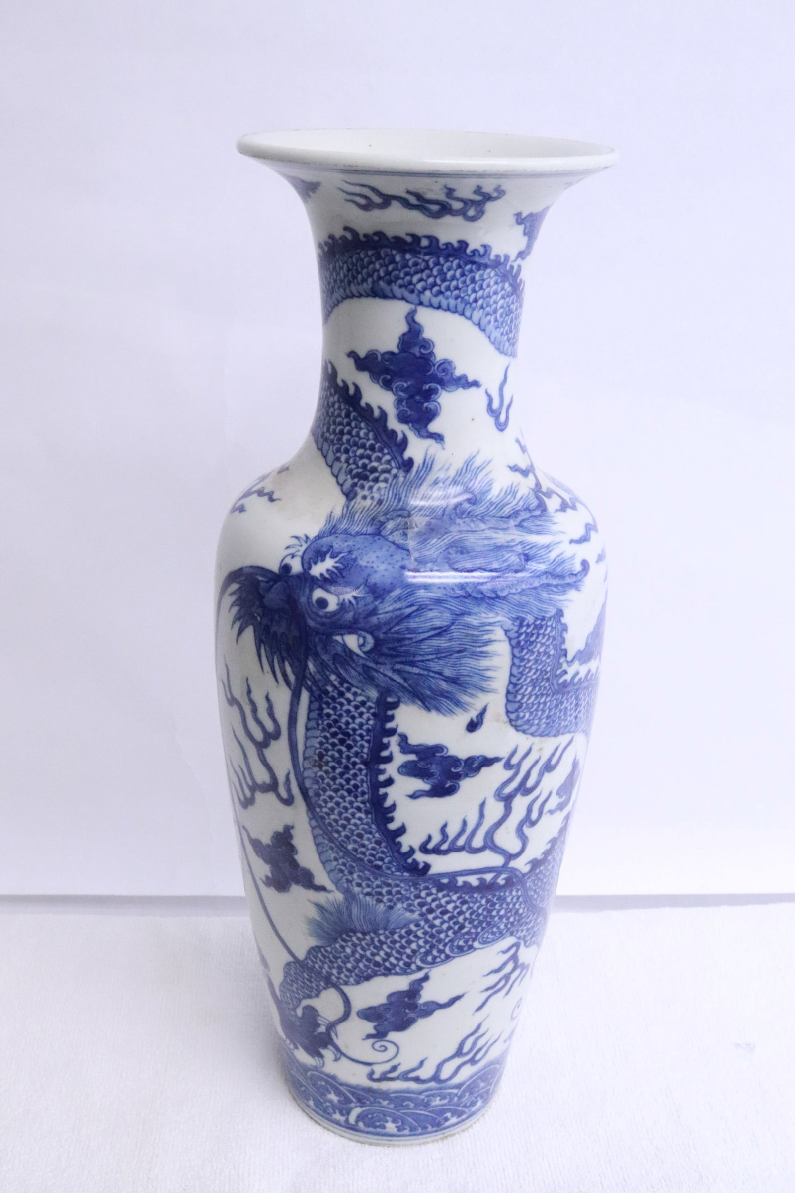 Chinese blue & white porcelain straight porcelain vase: Fine Chinese blue and white porcelain straight porcelain vase, 14.3"x5.4"dia