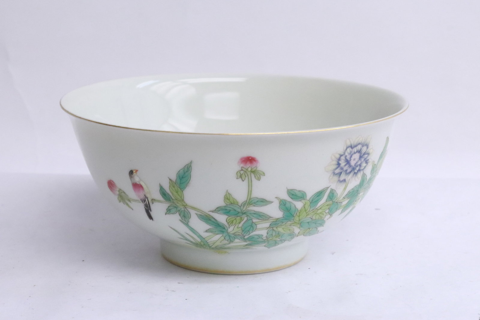 A beautiful Chinese famille rose porcelain bowl: A beautiful Chinese famille rose porcelain bowl, 2.85"x6.18"dia
