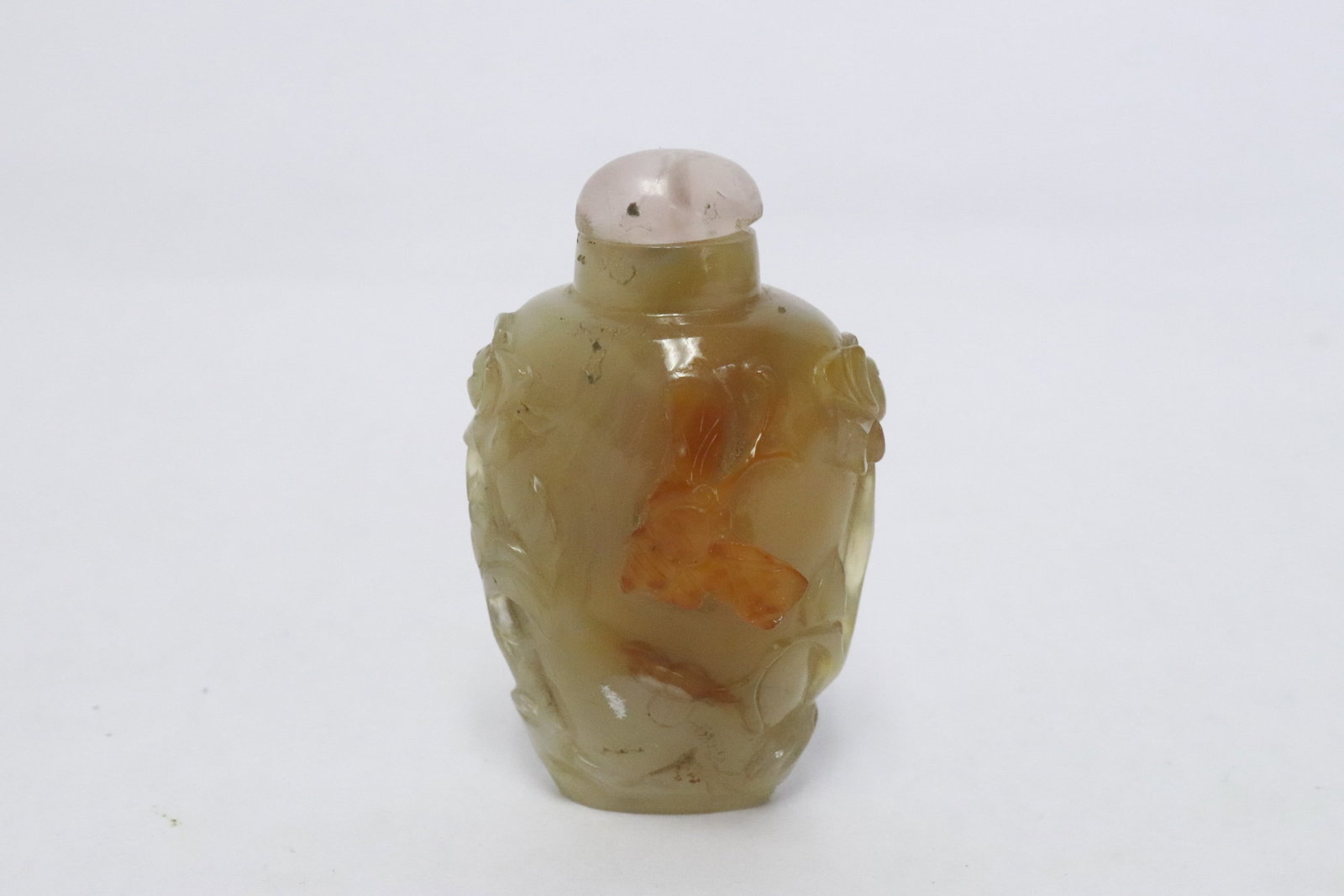 An agate carved snuff bottle: An agate carved snuff bottle, 2.6"x1.6"x1.3"
