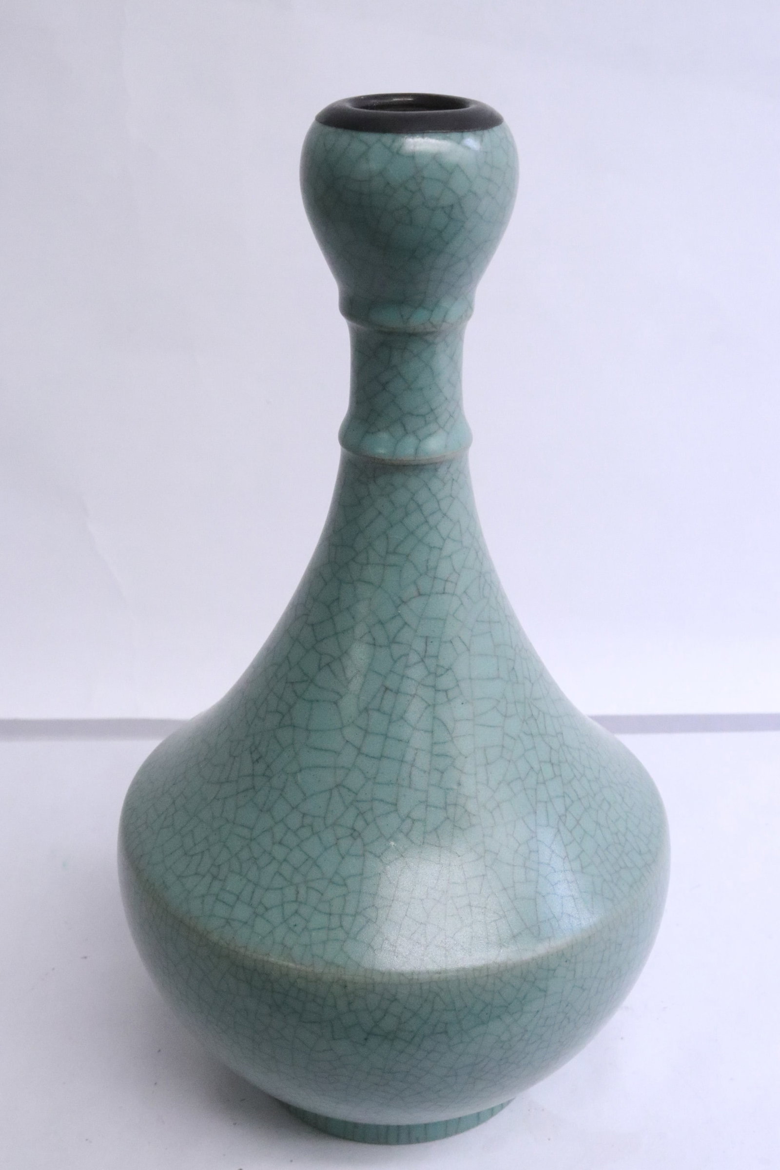 Fine Chinese crackleware porcelain garlic top vase: Fine Chinese crackleware porcelain garlic top vase, 10.65"x6"dia