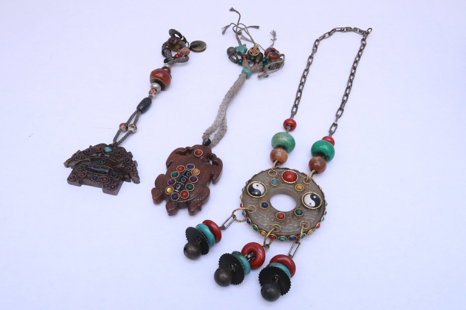 3 resin ornaments with attachments: 3 resin ornaments with attachments, 2.3"x3.4"x0.7" - 6"x3.3"x1.2"