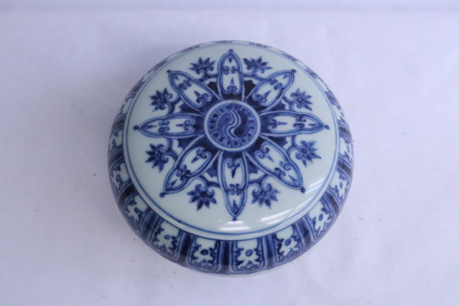 Chinese blue and white porcelain box: Chinese blue and white porcelain box, 3.4"x5.4"dia
