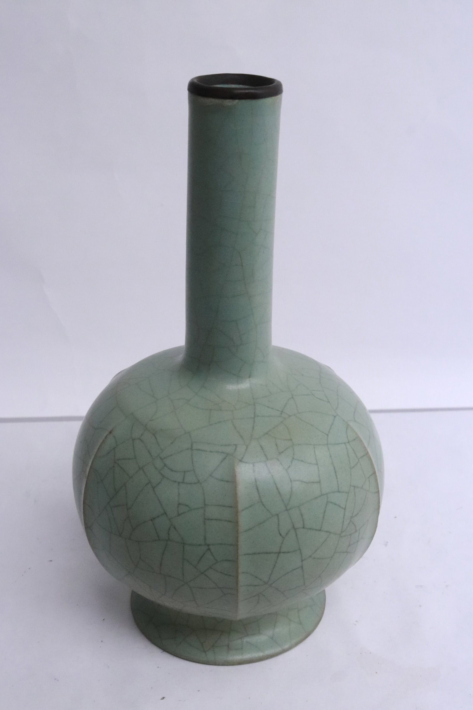 Fine crackleware porcelain bottle vase: Fine crackleware porcelain bottle vase, 8.7"x5.15"dia (box:7.15"x13.4"x9.5")