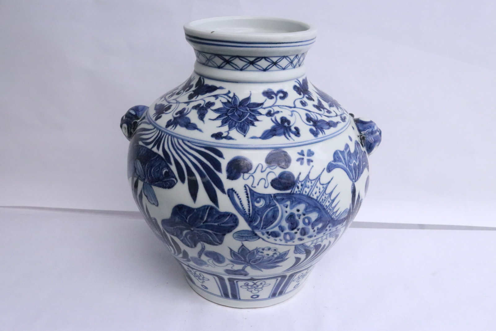 Chinese large blue and white porcelain jar: Chinese large blue and white porcelain jar, 10.6"x10.3"x9.5" (box:12.3"x12.3"x12.3")