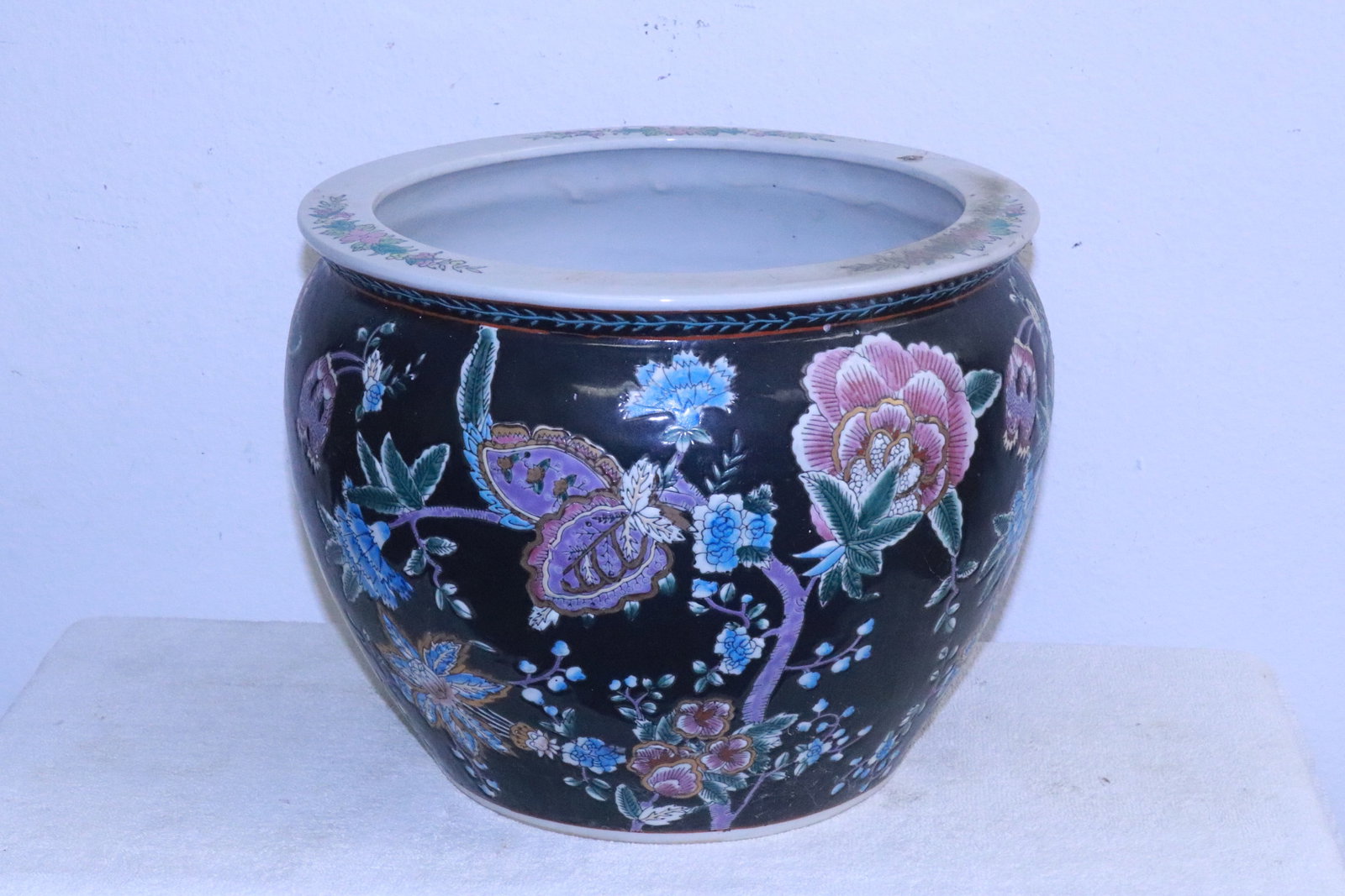 Chinese porcelain planter (1 of 5)