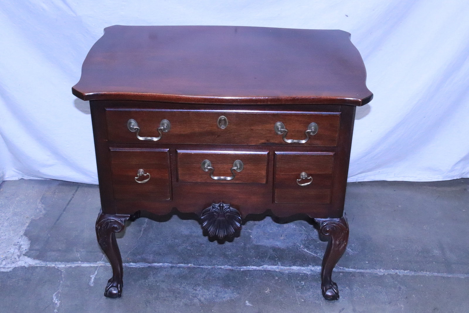 Mahogany chippendale style lowboy: Mahogany chippendale style lowboy, 25.2"x26.7"x17.5"