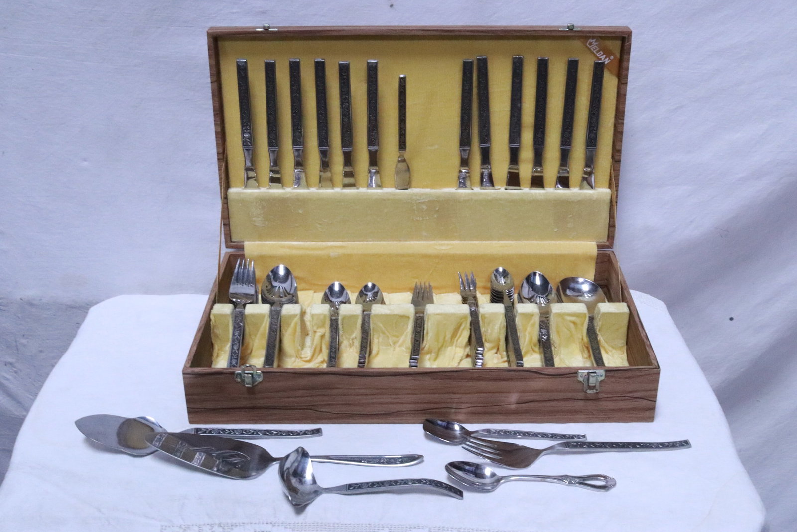 Large set of stainless steel dinner flatware set: Large set of stainless steel dinner flatware set (box:3.2"x17.75"x10")