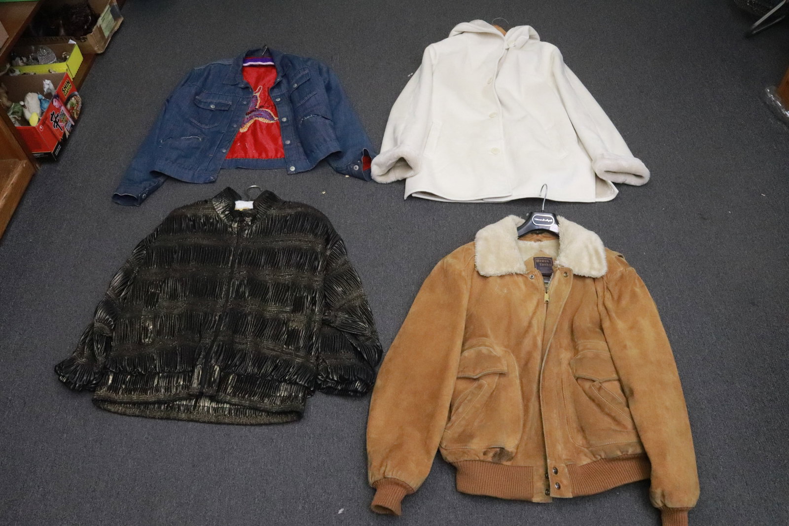 Lot of women's clothing; including a suede jacket: Lot of women's clothing; including a suede jacket, side 42-46